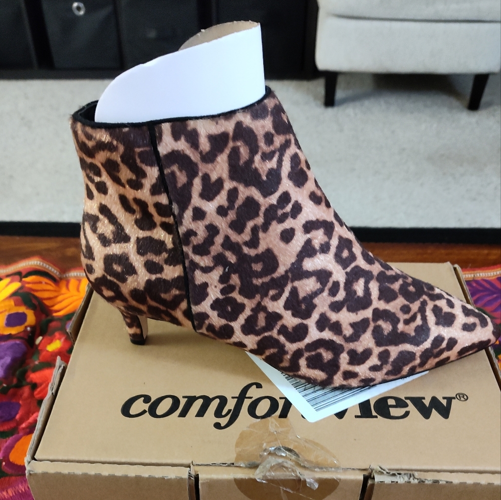 Meredith booties NWT